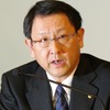 厳しい表情で質問に答える豊田章男社長（2010年2月9日）