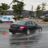 レーシングドライバーの松田晃司氏の運転でメルセデスの安全デバイスを体感する