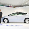 プリウスを発表する豊田社長（2009年）