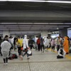 都庁一階の広場でスタートを待つランナー（撮影＝石田信一郎）