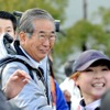 ラストランナーをフィニッシュ地点で迎える石原都知事（撮影＝石田信一郎）