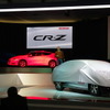 市販モデルのお披露目となるCR-Z（奥）。小さいグリーンハウスとホイールベースの短さが際だつ