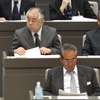 都議会で答弁に備える池田警視総監（左）と石原都知事（右）（撮影＝中島みなみ）
