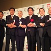向かって左より富士重馬渕晃常務執行役員、三菱自動車益子修社長、東京電力勝俣恒久会長、増子輝彦経済産業副大臣、日産自動車志賀俊之COO、トヨタ嵯峨宏英常務役員