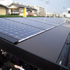 駐輪場屋根に装着された太陽電池。世界最高水準のセル変換効率19.7％を誇る。