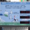 駐輪場入り口に設置された発電・蓄電電力、CO2排出削減量を示す電光掲示板。