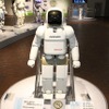 こちらは2000年12月発表の初代ASIMO。身長120cm、体重52kg。現行の新型ASIMOは、身長130cm、体重54kg