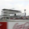 ファミリードライブ体験中。ホームストレートを時速90km/hほどで駆け抜けているところ