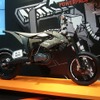 KTMの電動バイク。こちらはモタード仕様。ヘッドライトのデザインも個性的