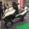 車体構成はガソリン版と変わらない。パラレログラムと名づけられた独創の前二輪構造を持つ。