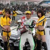 優勝した今村陽一。米俵をプレゼントされ、「これでまた太れます」とトボけたコメントも