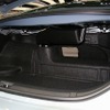 トヨタ・カムリ・ハイブリッド。バッテリーはトランク内に搭載。カムリはトランク容量が広いために、ハイブリッド化してもクラウンハイブリッドやSAIほど狭い印象はない