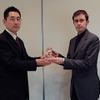 アンドレア・カラットリ氏へレスポンス三浦和也編集長からトロフィーが贈られた