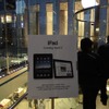 アップルストア前でiPad発売を前日から徹夜で待つ人たち