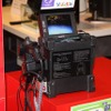 能動スコープカメラのコントローラ。先端のカメラの映像を見ながら、ユーザーはスコープを送り出していく