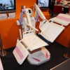 日本ロジックマシンのホーム介護ロボット、百合菜（ユリナ）。寝たきりでも運んでもらえたりする