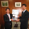 TABふれあいクラブ収集サークル世話人（右）からオイスカ愛知県支部へ寄贈の様子