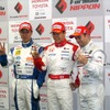 第1戦上位3人。ポールの小暮（中央）、3番手タイムのオリベイラ（向かって右）。2番手タイムの石浦は車検失格でピットスタート、オリベイラ以下繰り上げ