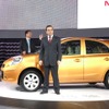 カルロス・ゴーン社長と新型マーチ