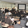 説明会場の教室には立ち見も出た（撮影＝中島みなみ）
