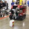 東京消防庁所属のロボキュー（昨年の危機管理産業展にて）。ミニレスキューロボよりかなり大きい