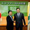 小沢鋭仁環境大臣（左）と日本ミシュランのベルナール・デルマス社長（右）