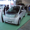 iMiEVを急速・普通充電器とともに展示していた三菱自動車工業