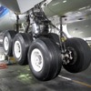 ANAのボーイング777-300ER型機にタイヤ供給