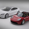 2012年に生産開始予定のモデルS（左）と、ロードスター（右）