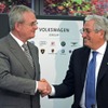 VWのヴィンターコルン会長（向かって左）とイタルデザインのジウジアーロ氏
