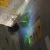 電磁石式磁化装置使用後 ブラックライトによって亀裂の発生部分が明確になる