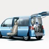 ホンダ、コンパクトな福祉車両『モビリオ・アルマス』を発売