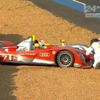 アウディR15　BMWアートカーを追い越し失敗（画像は動画キャプチャー）