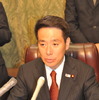 国会内で閣議後会見に臨む前原国交相　撮影＝中島みなみ