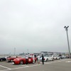 2日目の中部国際空港セントレアでの競技を待つ参加車。手前の2台は先導する最新のフェラーリ