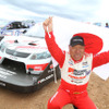 田嶋選手とスズキSX4ヒルクライムスペシャル