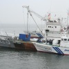 洋上で容疑船に乗り移る海上保安庁の職員