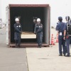 容疑船を門司港に回航し、コンテナを開けて貨物検査を実施する