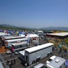 サーキットでレーシングチームを支えるトランスポーターの特別展示