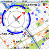 地図は軽快なスクロールに対応しながらもグラフィカルで見やすいタイプ。方位磁石をタップするとこのように大きくなり、これで地図の向きをグルグルと変えられる。