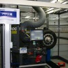 表面のトレッドゴムを削り取るバフ工程