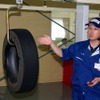 補修済みのタイヤ。これからクッションゴムの貼り付けに移る