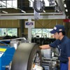 自動的に穴や凸凹を塞ぎながら、ベースのクッションゴムを貼り付ける