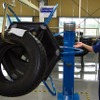 トレッドゴムを貼り込んだタイヤを袋状の覆いで包み込み、加硫工程へ移す