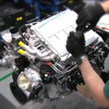 コルベットのV8組み立て（画像は動画キャプチャー）