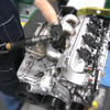 コルベットのV8組み立て（画像は動画キャプチャー）
