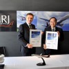 写真左がCAE社プレジデントのMarc Parent氏。右は三菱航空機社長江川豪雄。7月19日に英ファンボロー