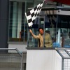 静岡県渡井観光局長によるチェッカーフラッグ