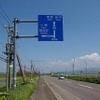 カーブの手前であるにもかかわらず、道路から数メートル奥に配置されており、安全への配慮がなされている。