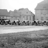 W3。工場の前で出荷を待つ。このあとコーチビルダーで車体が架装される（1921年）